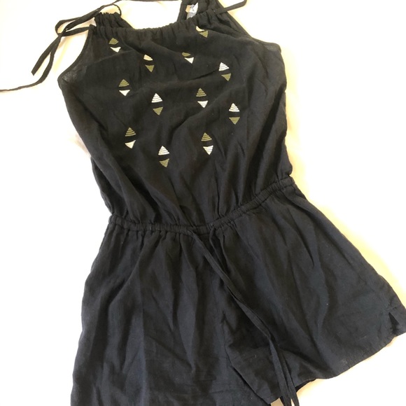 Sleeveless romper! LIGHTLY WORN - Picture 4 of 4